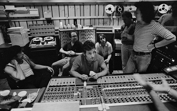 Bruce achter de knoppen van het mengpaneel met links Little Steven, achter hem Jon Landau en Garry Tallent en naast hem Danny Federici en studiotechnicus Neil Dorfsman.